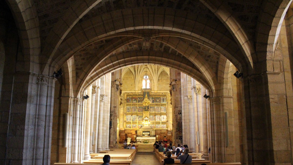 El interior de la Real Colegiata de San Isidoro conserva siglos de historia y algunas de las leyendas más conocidas de León.