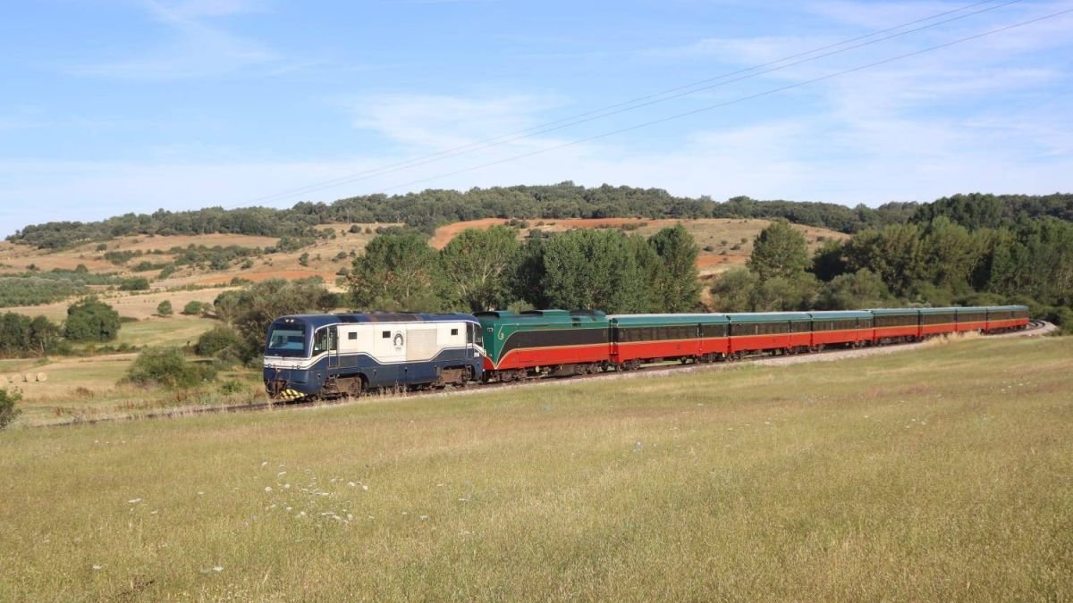 El Expreso de La Robla en un paraje de Cebanico.
