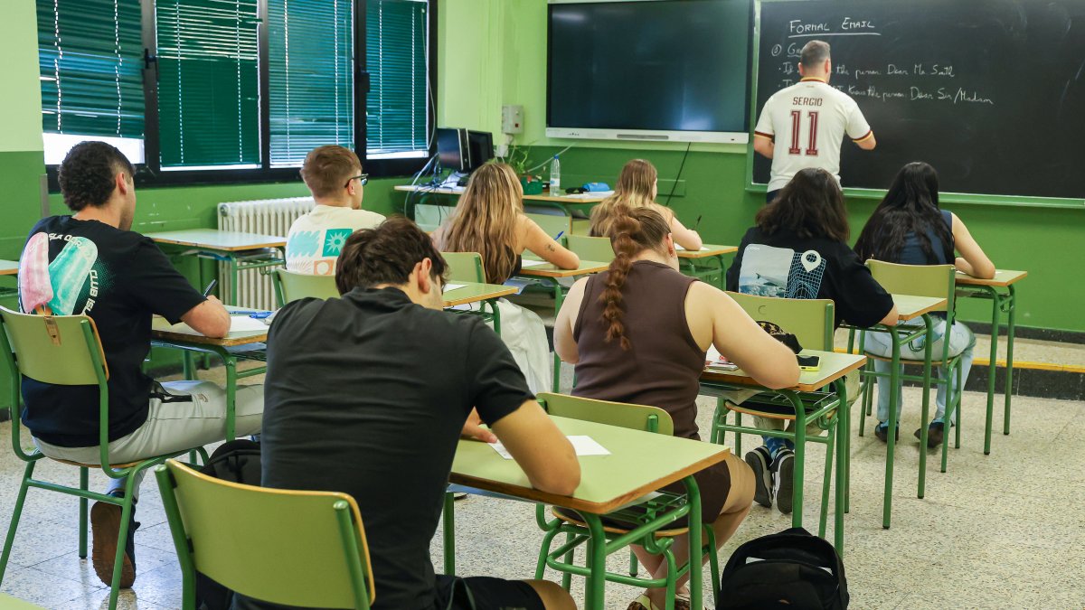 Una de las clases del Bachillerato nocturno en el instituto Juan del Enzina.