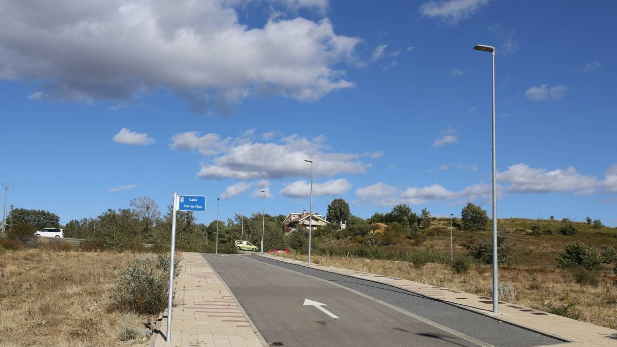 El Cueto del Moro dispone de una salida hacia la carretera de Asturias.