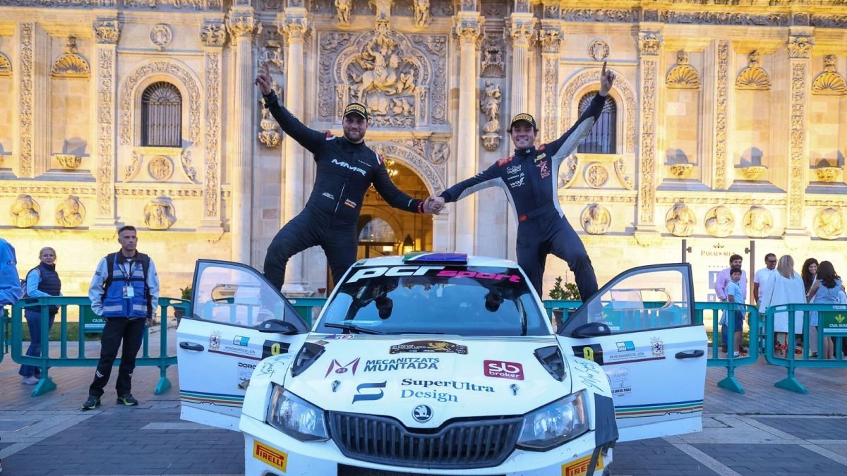 Max Smart (d) y Alejandro López (i) celebran su triunfo en el Rallye Reino de León.