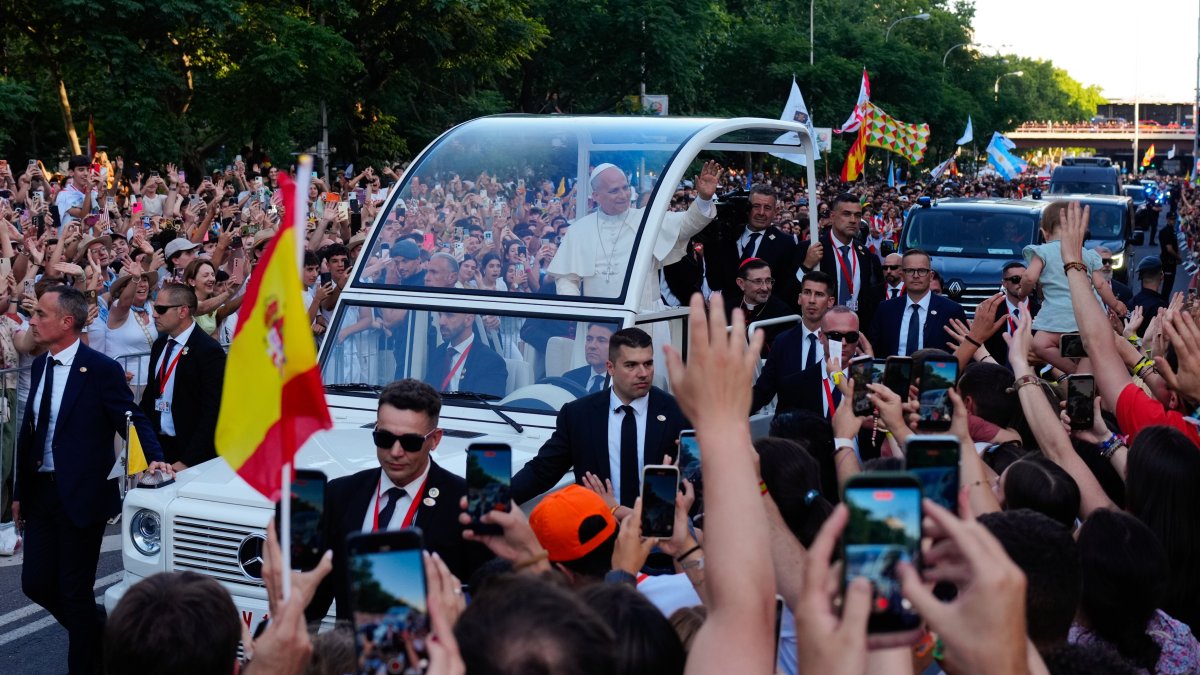 León XIV en el papamóvil rodeado por la multitud.