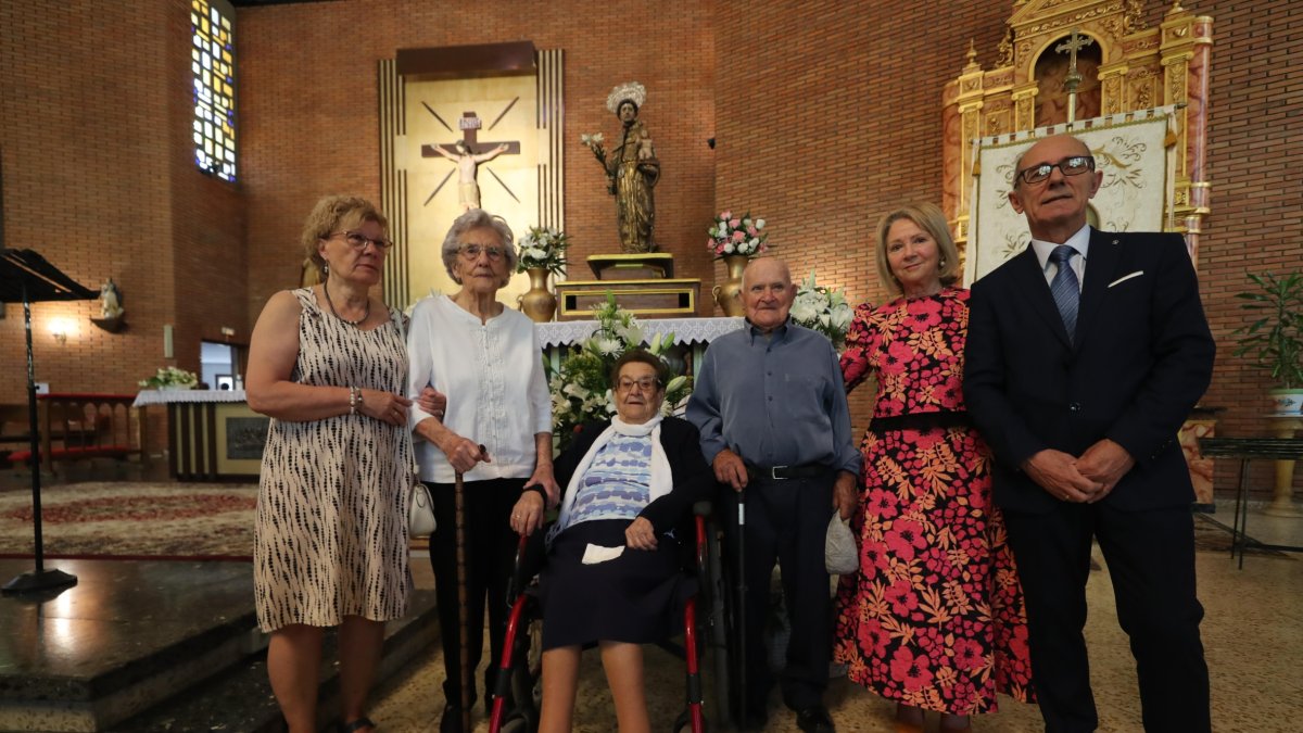 Los tres homenajeados que pudieron asistir, junto a la concejala de Mayores y representantes de los centros de día.
