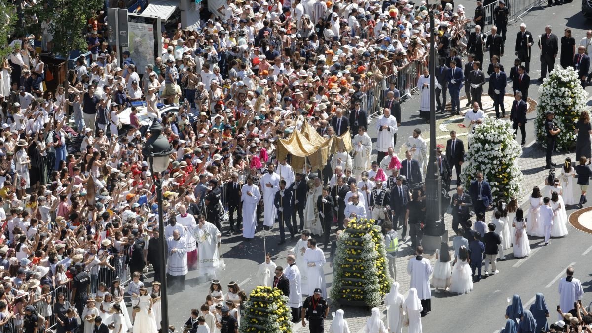La procesión del Corpus con el Papa bajo palio portando el Santísimo y el suelo alfombrado de flores fue multitudinaria.