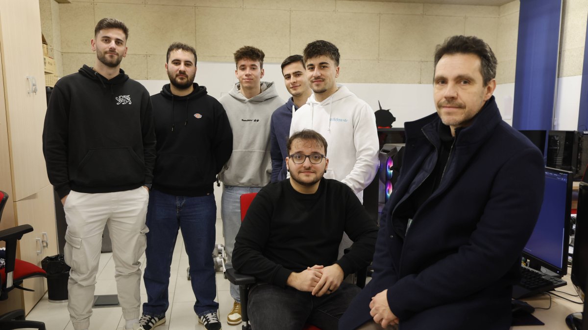 Ángel Manuel Guerrero-Higueras, responsable de ULE-CIBERLAB junto a algunos de los integrantes del proyecto.