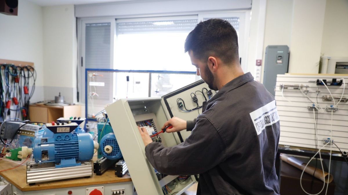 Un alumno de Formación Profesional en el Tecnológico Industrial de León.