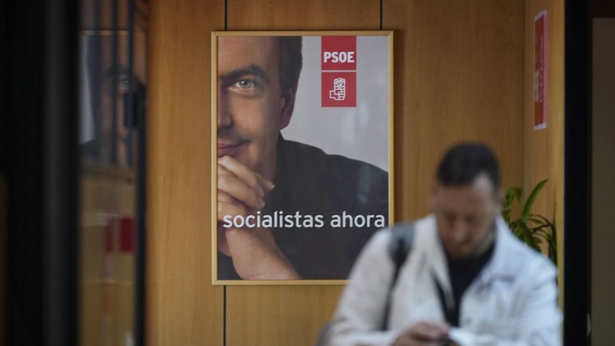 Imagen de un cartel electoral del expresidente José Luis Rodríguez Zapatero. NACHO GALLEGO