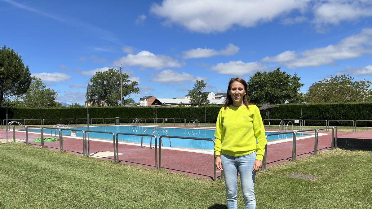 La concejala de Deportes en las piscinas
