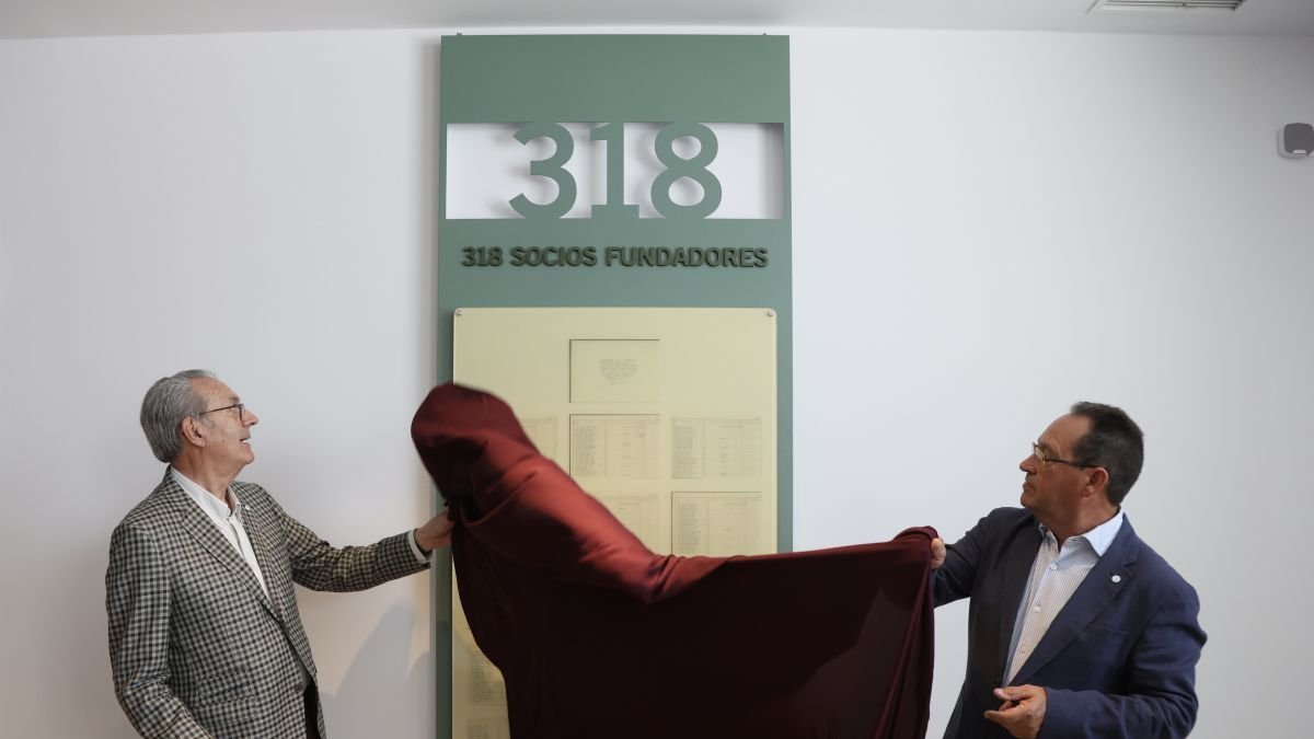 El director general de Cobadu, Rafael Sánchez Olea, y el presidente, Leoncio Viejo, descubren la placa de los socios fundadores. M.A.M.