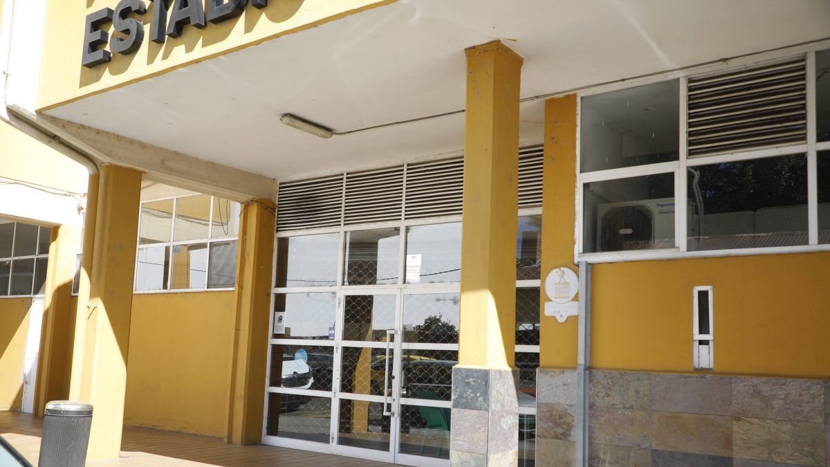 El bar del estadio Hispánico sigue cerrado sin nadie que quiera hacerse cargo.
