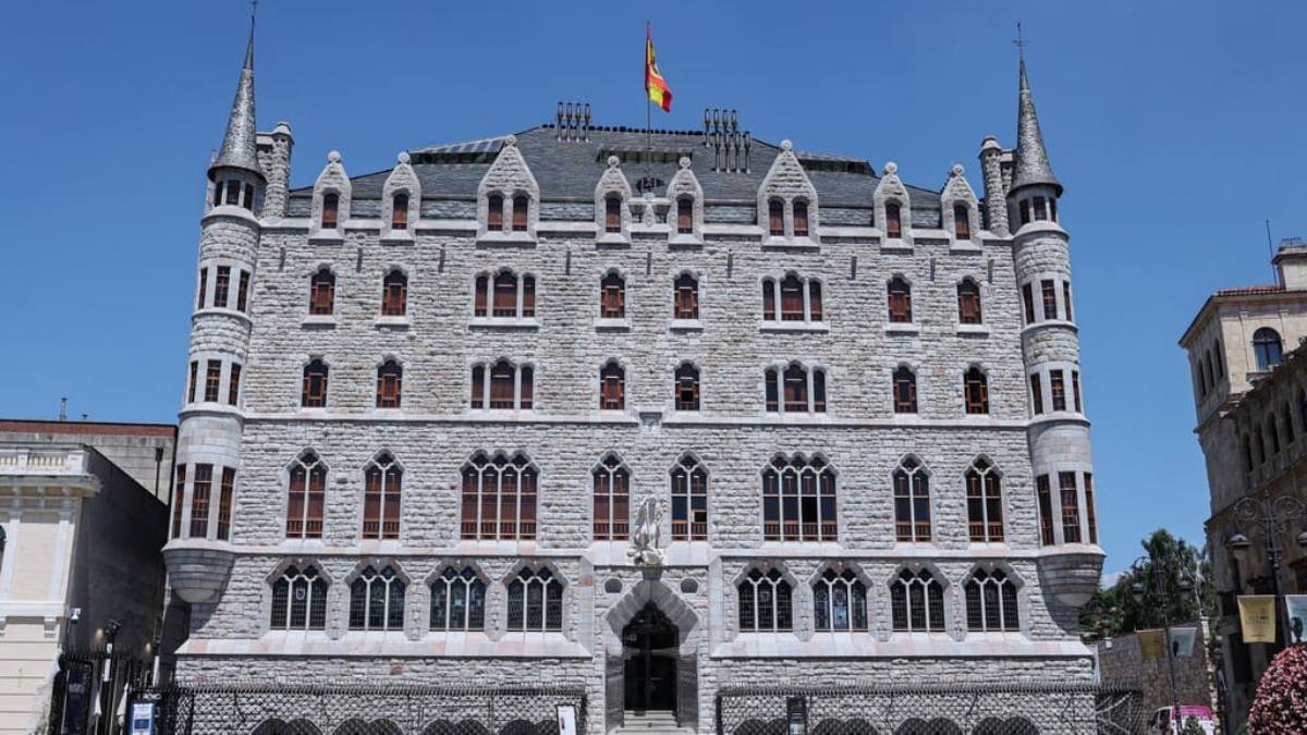 La Casa Botines de León, construida en 1892, fue el primer edificio de viviendas de Antonio Gaudí y uno de los tres únicos que realizó fuera de Cataluña.