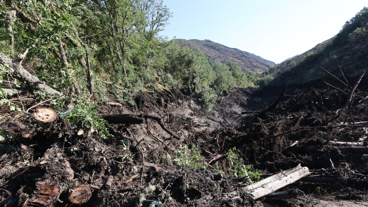 Estado de la carretera de acceso al Valle Fornela tras la riada.