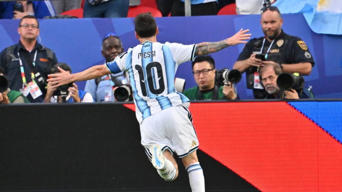 Messi celebra uno de los tres goles
