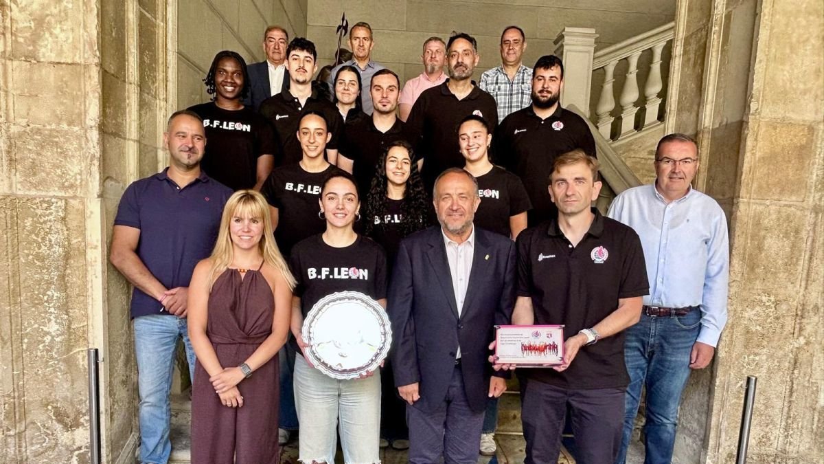 El equipo del BF León junto con las autoridades.