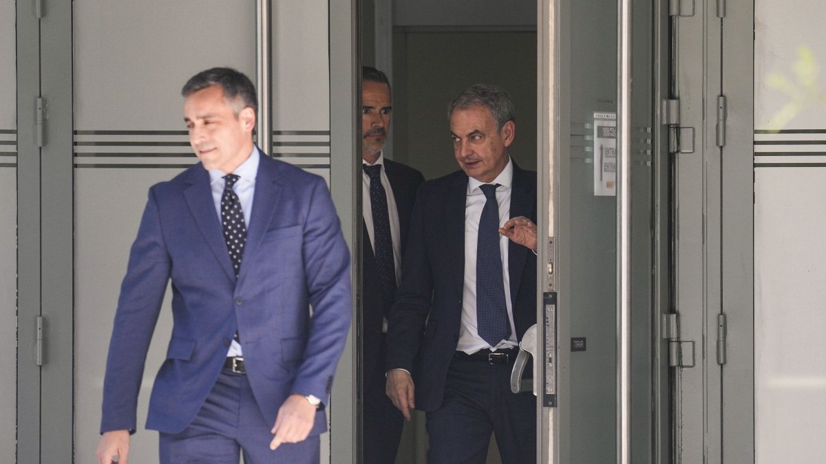 El expresidente del Gobierno José Luis Rodríguez Zapatero abandona la Audiencia Nacional tras casi tres horas de declaración como investigado en el caso Plus Ultra, en la que ha negado de plano haber ejercido ninguna influencia en favor de la aerolínea.