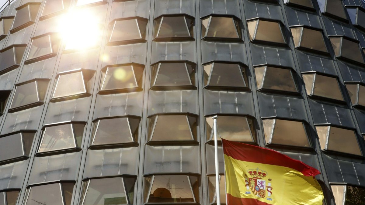 Imagen de archivo de la fachada del Tribunal Constitucional (TC), en Madrid. EFE/Juan Carlos Hidalgo.