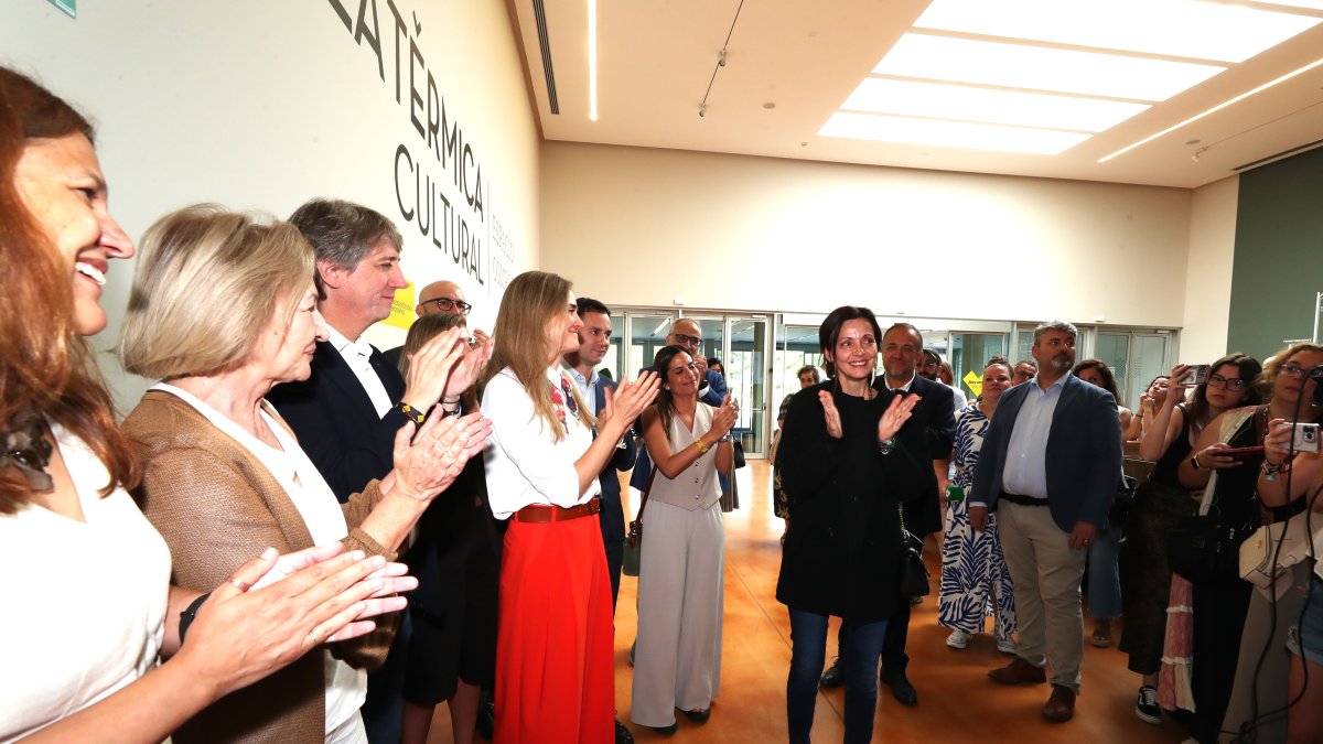Nevenka Fernández, a su llegada a La Térmica Cultural, junto a la ministra Aagesen, Charo Velasco y otros cargos sociaistas.
