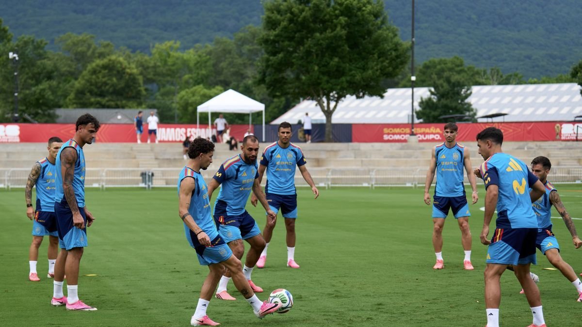 España durante un entrenamiento de preparación para el partido contra Arabia.