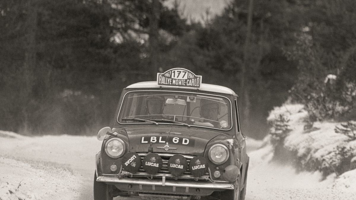 También… en las carreras. Pocas imágenes tan icónicas como la del Mini Cooper S, con Aaltonen y Liddon, en el Rallye de Montecarlo 1967; las ‘pastillas de jabón’ marcaron su impronta en competición.