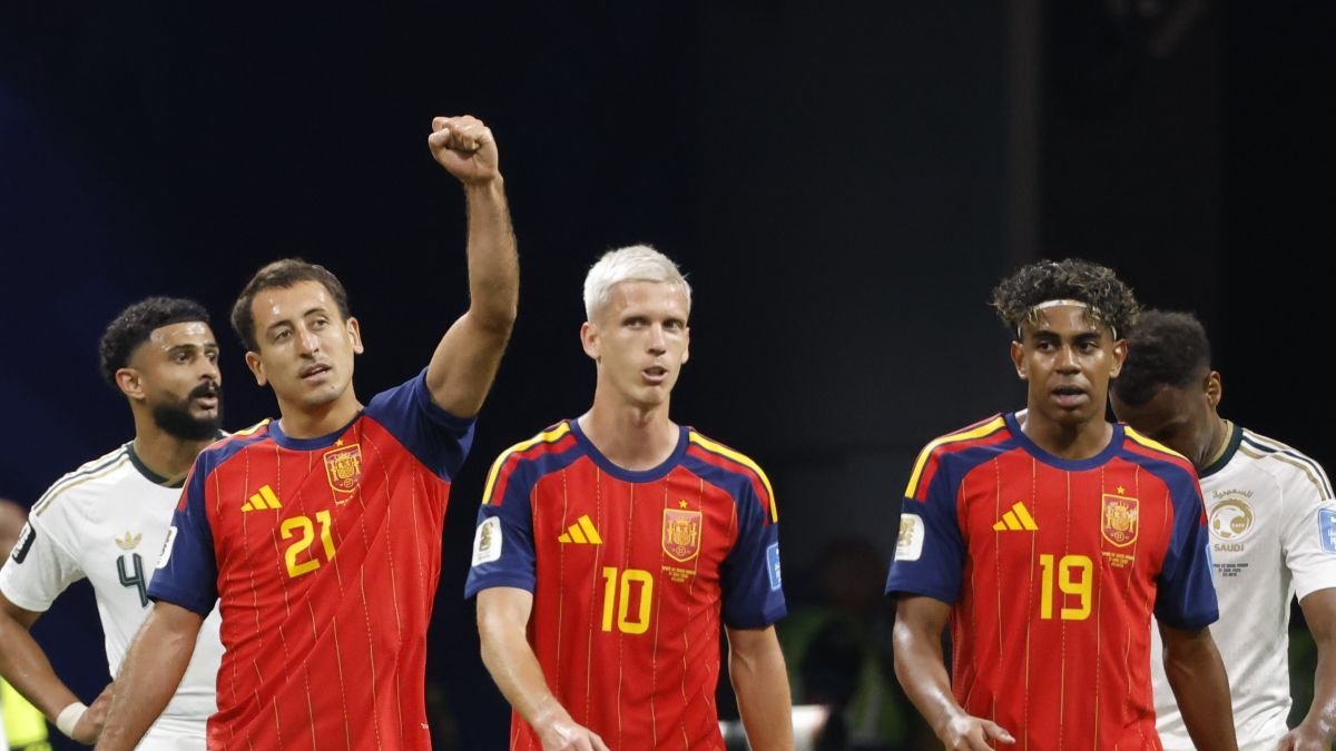 Mikel Oyarzábal (izq.) celebra tras marcar el segundo gol del partido. Junto a él están Dani Olmo (centro) y Lamine Yamal (dcha.).