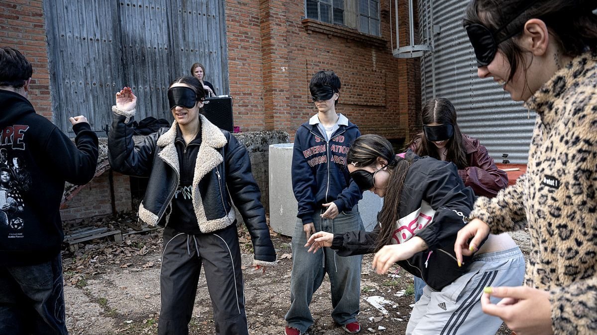 Estudiantes de la Escuela de Arte de León durante uno de los talleres en la antigua fábrica de harinas.