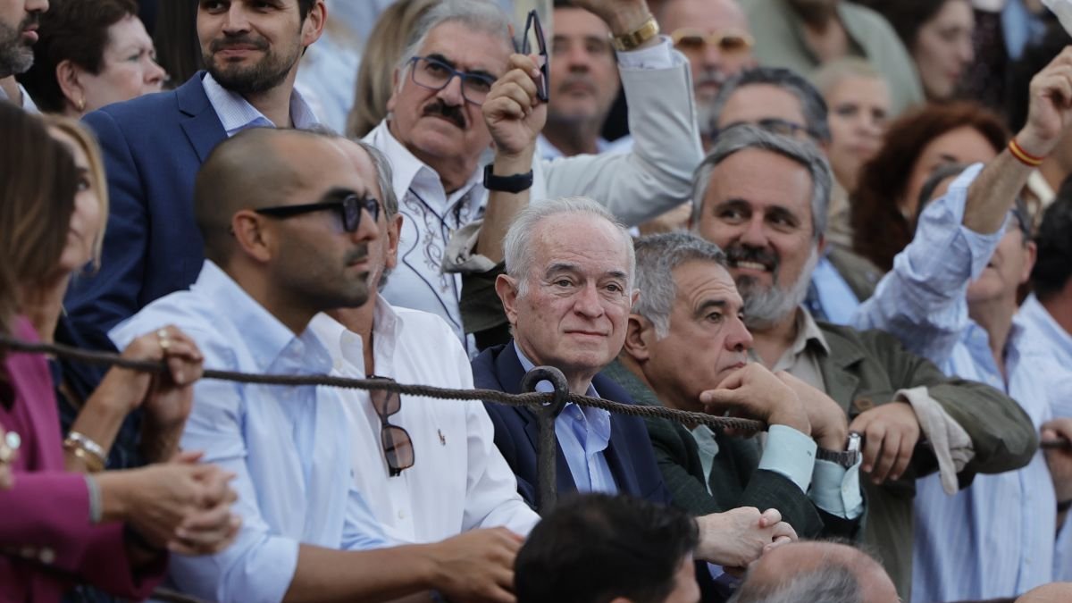 El juez Peinado asiste al festejo taurino de la Feria de San Isidro.