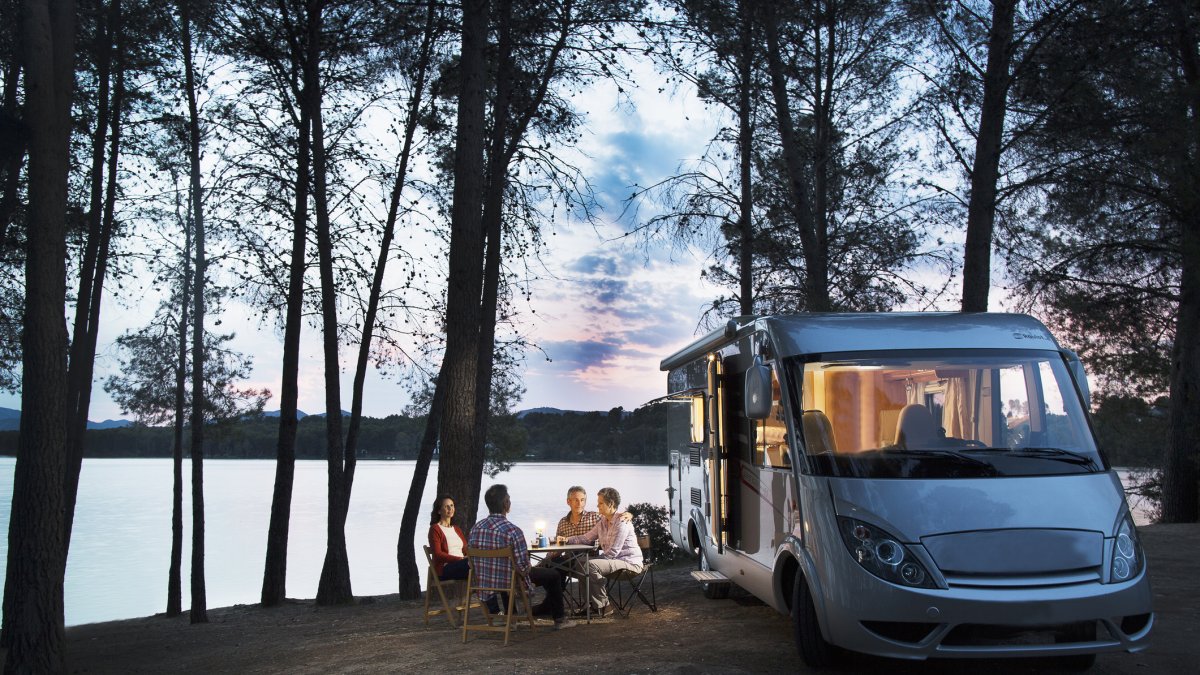 Un grupo de amigos disfruta de un viaje en una furgoneta camperizada