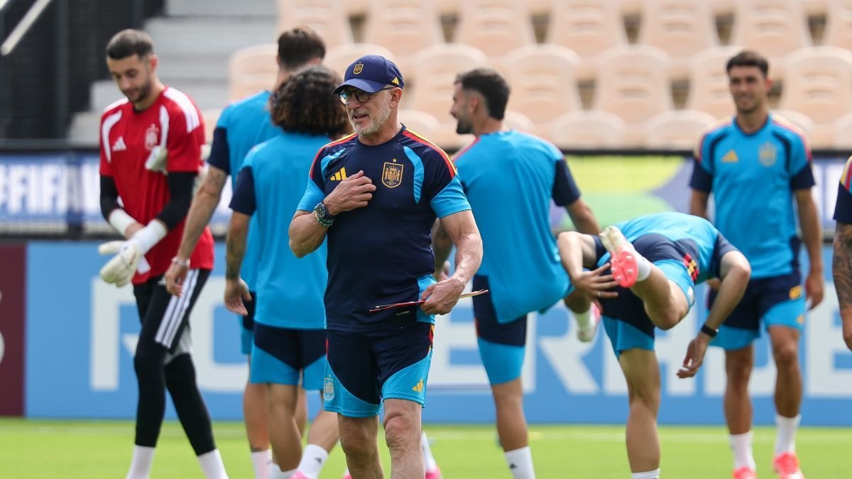 De la Fuente durante un entrenamiento con España.