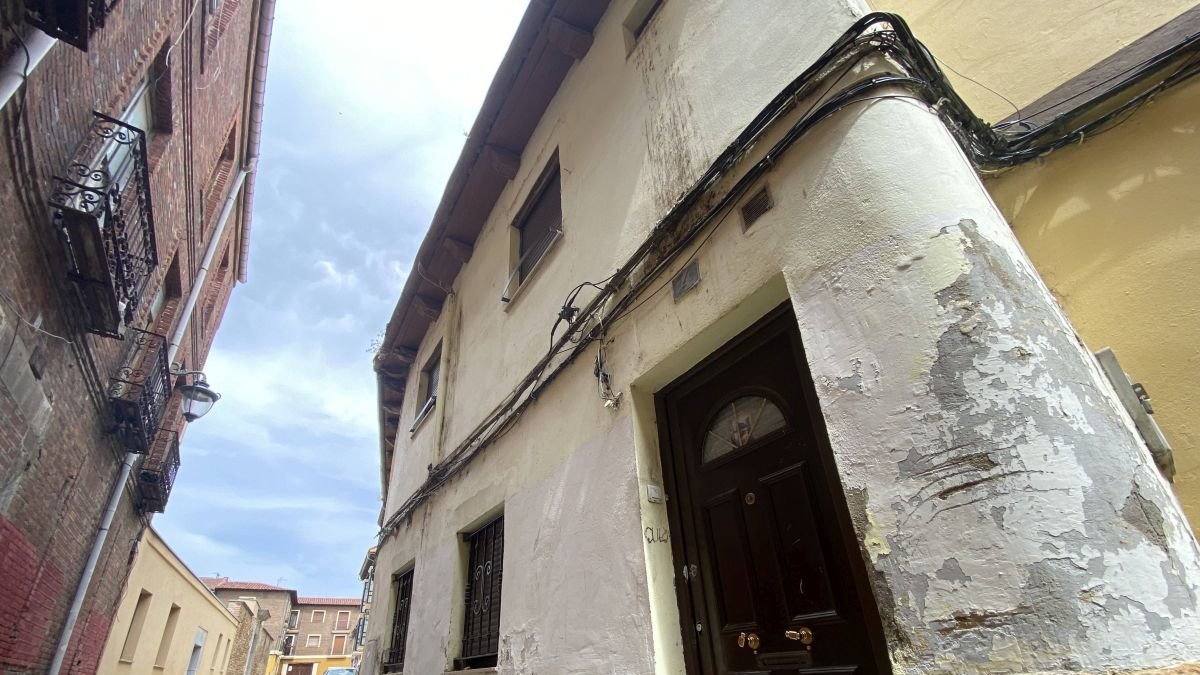 La vivienda de la calle Santa Marina en la que presuntamente se trafica con droga.