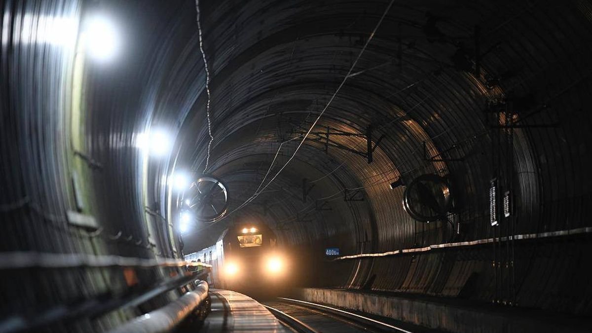 Un tren por la variante de Pajares.