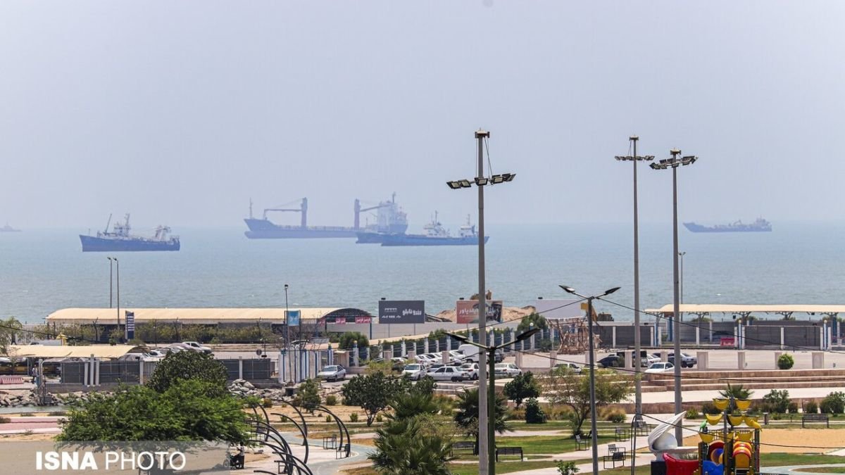 Ormuz bloquea aún un millar de barcos con mercancías de 110.000 millones