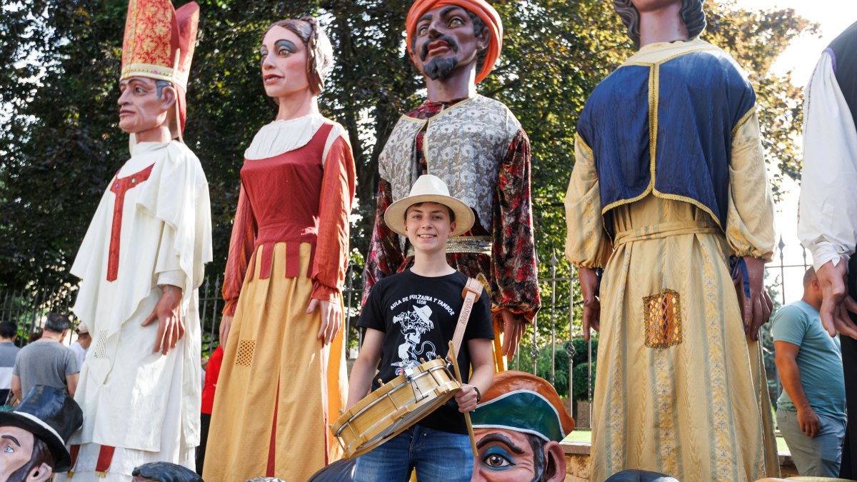 Gigantes y cabezudos en las Fiestas de San Juan y San Pedro 2026.