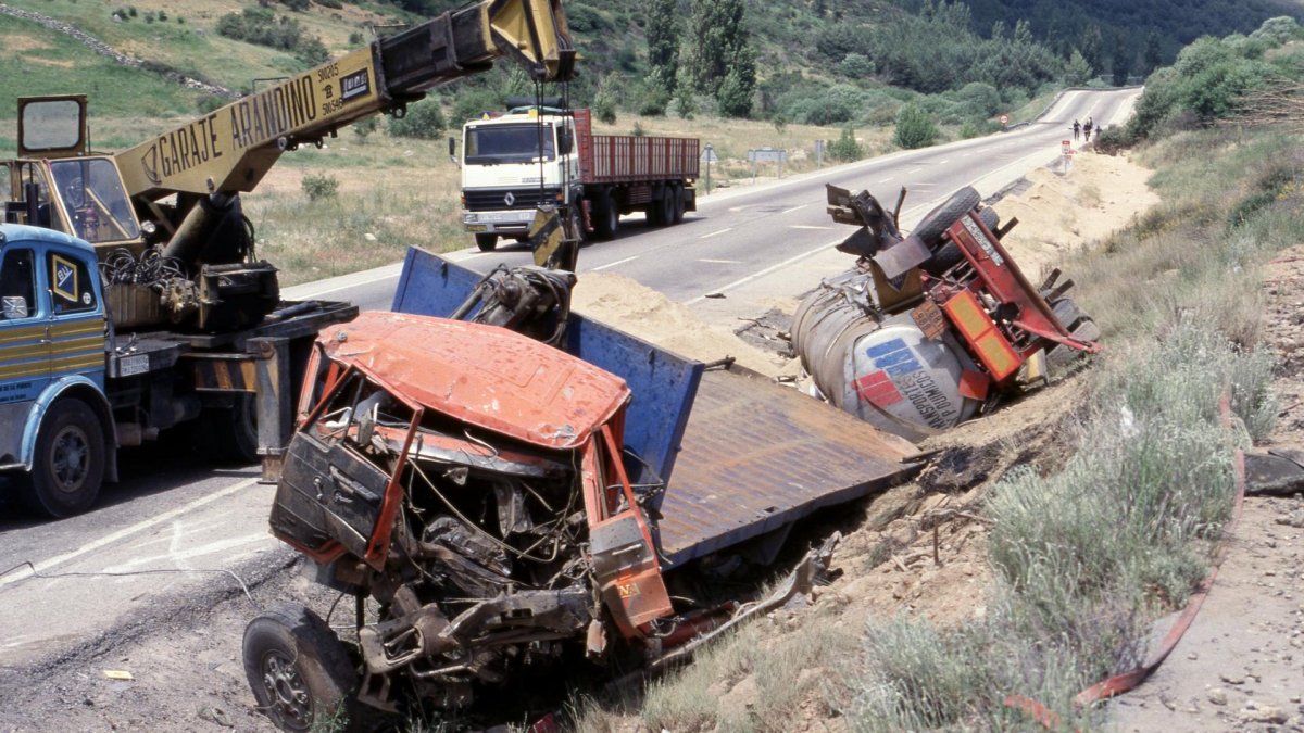 Accidente del camión cisterna que colisionó con un trailer en el Puerto de Somosierra en 1986 en el que desapareció sin dejar rastro Juan Pedro, un niño de diez años. EFE/Ángel Millán/aa.