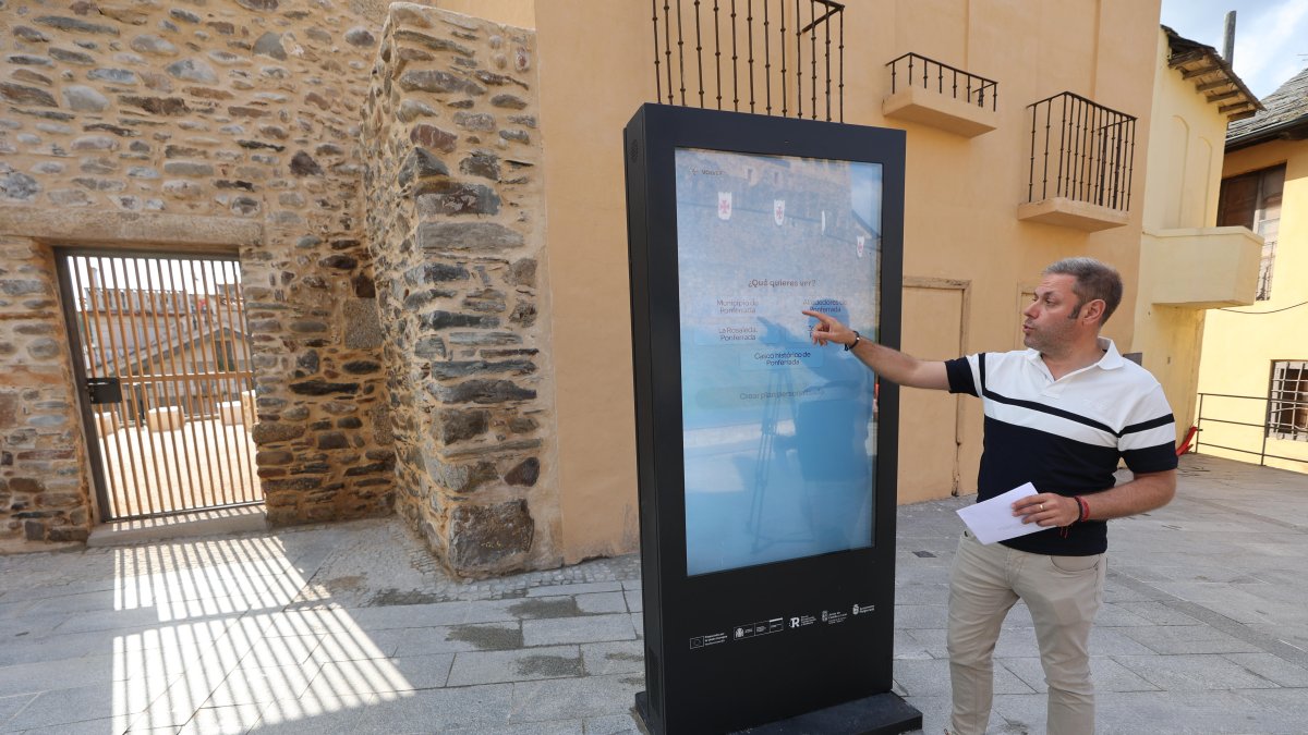 Iván Alonso, Concejal de turismo de Ponferrada, presenta una de las pantallas