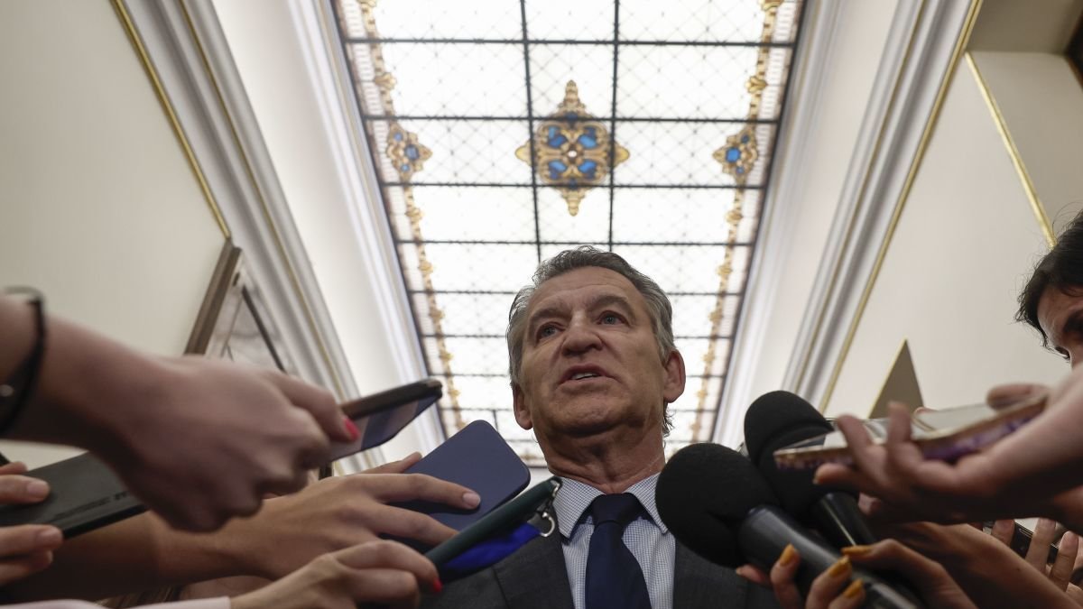 Feijóo habla con los periodistas en los pasillos del Congreso.