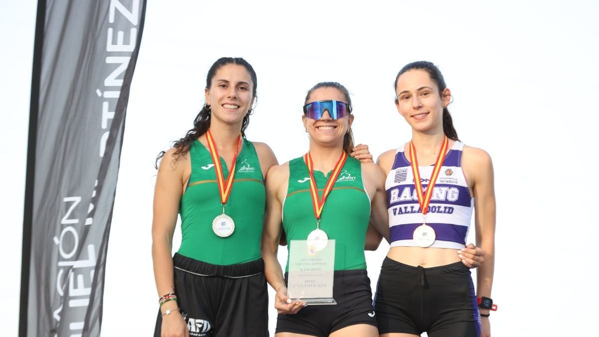 Dos de las medallistas del ULE Sprint Atletismo posan orgullosas.