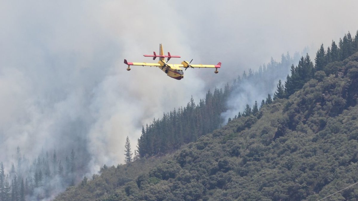Medios aéreos trabajan en la extinción del incendio de Congosto.