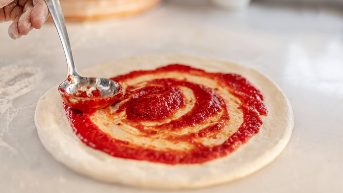 Una buena masa es la base de esta receta que combina dos productos con sello de calidad de la provincia de León: la Cecina de León IGP y la Pera Conferencia del Bierzo.