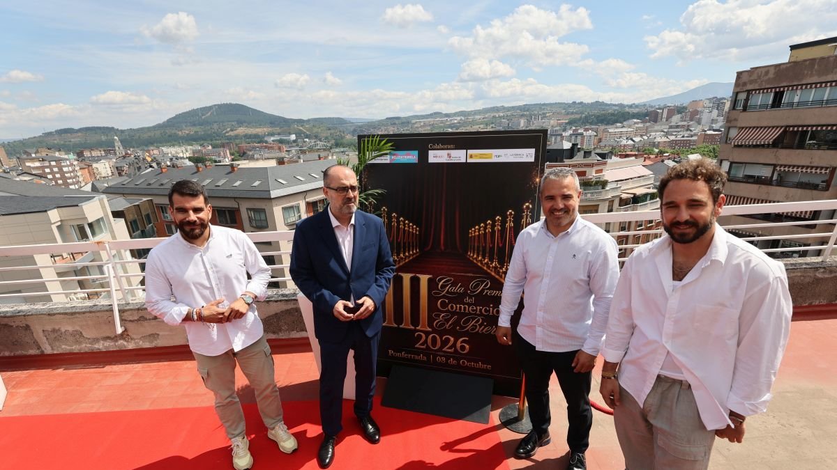 El alcalde y el edil de Comercio junto a los representantes del Centro Mola.