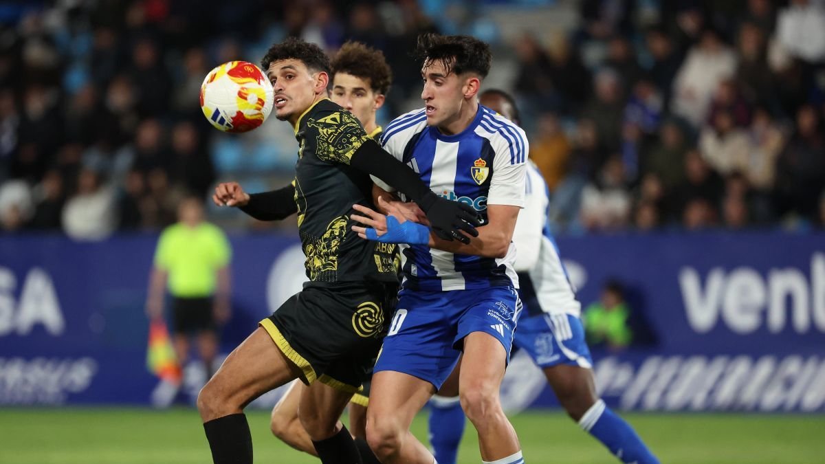 Jelbat, peleando con Pau Ferrer por un balón en el Deportiva-Ourense CF de enero.