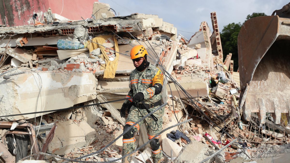 Con más de 48 horas en las calles por los dos terremotos que sacudieron a Venezuela en la jornada del miércoles, la población de La Guaira además de organismos de socorro, sigue colaborando en comunidad para ayudar a las personas atrapadas en escombros, encontrar a los ciudadanos desaparecidos y atender a los heridos. T: 59 seg. - EFE