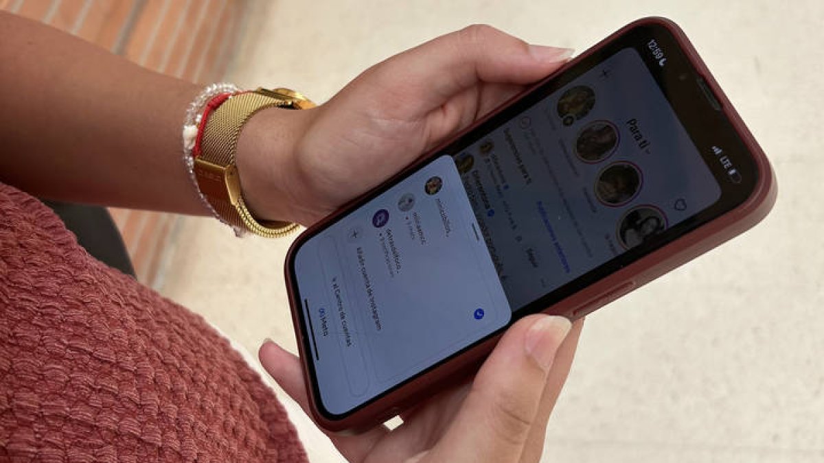 Una joven consulta sus cuentas de instagram
