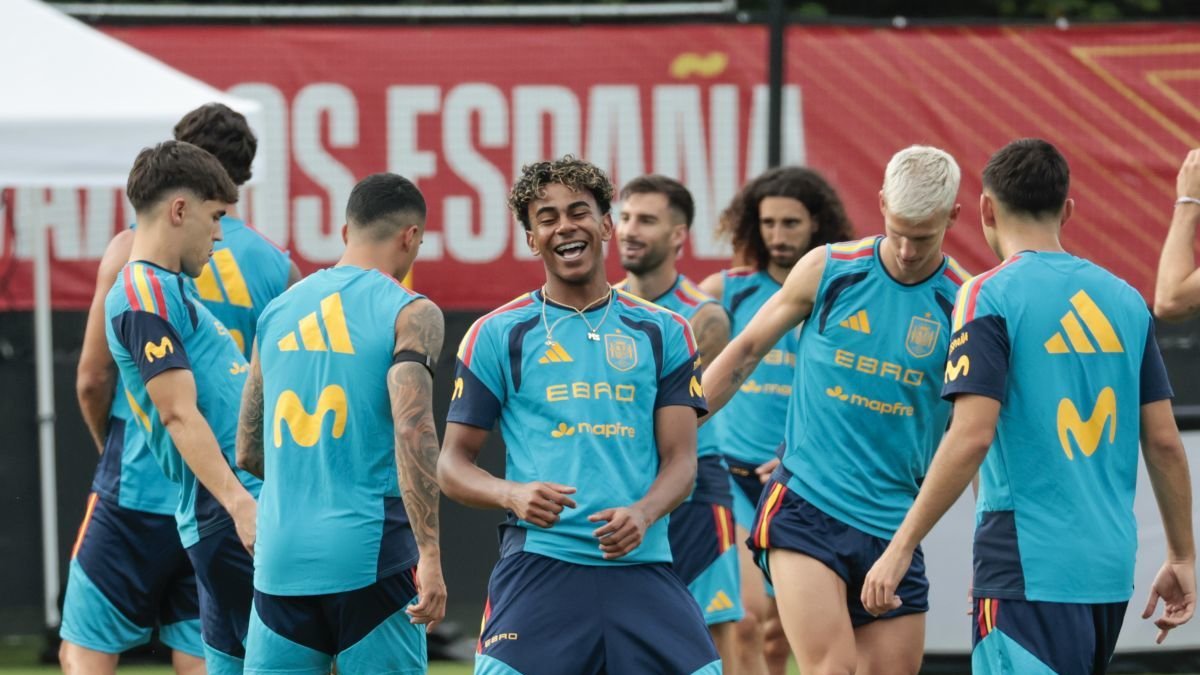 Lamine Yamal, sonriente en el entrenamiento de la selección española, rodeado de sus compañeros de equipo.
