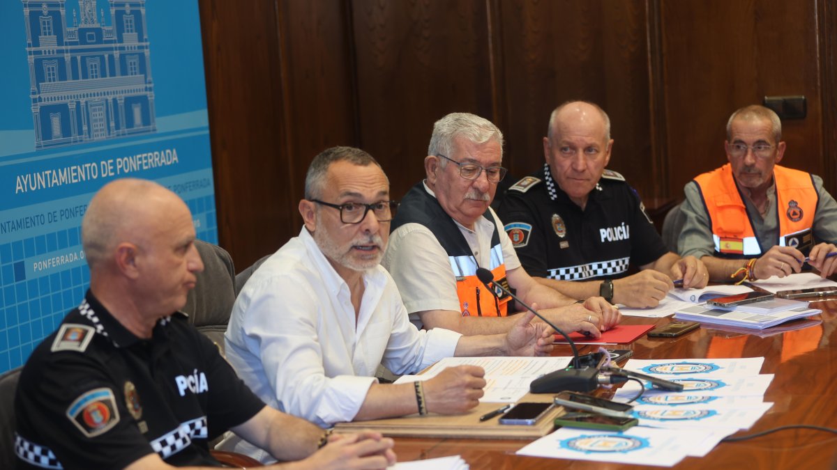 El concejal de Seguridad de Ponferrada y representantes de la Policía Municipal y Protección Civil.