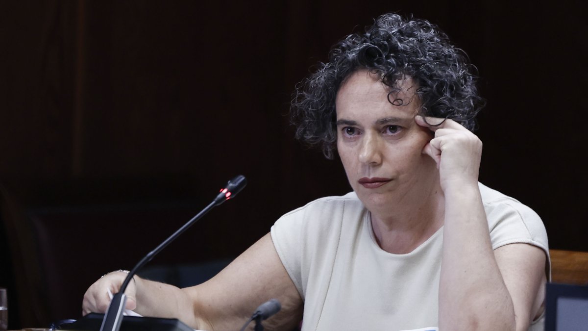 La secretaria del expresidente del Gobierno José Luis Rodríguez Zapatero, Gertrudis Alcázar, al inicio de su comparecencia en la comisión de investigación del Senado sobre la gestión de la Sociedad Estatal de Participaciones Industriales (SEPI) este lunes.