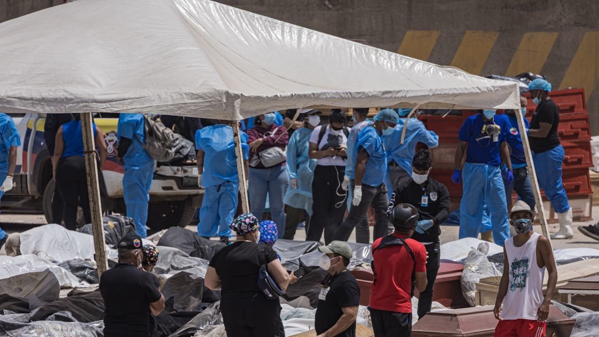 Familiares de fallecidos durante los terremotos de Venezuela reclaman los cuerpos amontonados en un puerto en La Guaira.