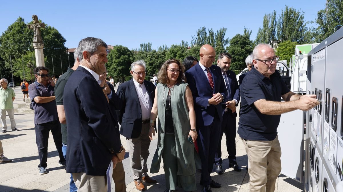 La consejera María González Corral, junto a los alcaldes en la entrega de los nuevos puntos limpios móviles ayer.