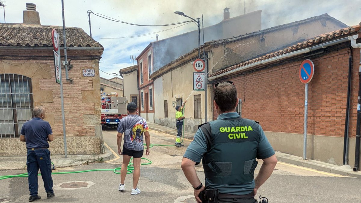 Intentan confirmar si un hombre de edad avanzada y con movilidad reducida se encuentra a salvo tras el derrumbe de parte de su casa.