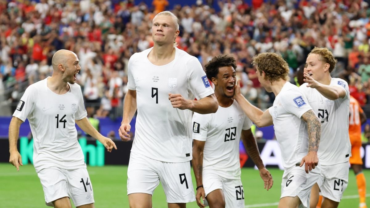 Haaland celebra tras marcar el gol noruego de la victoria.