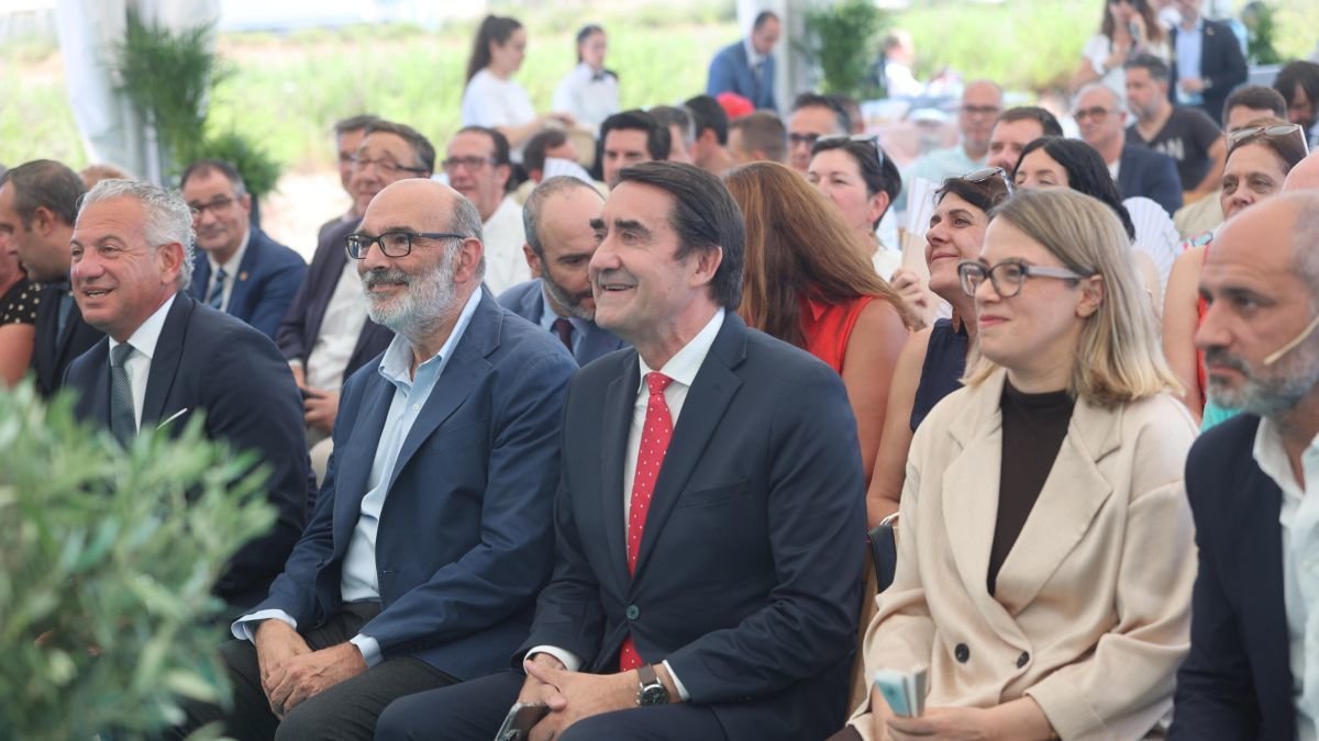 Sen, Abril-Martorell, Suárez-Quiñones, Carreras y Corral, en el acto en El Bayo.